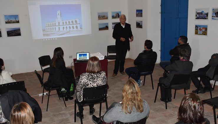 Inauguraron una muestra fotográfica en la Réplica de la Casa de Tucumán