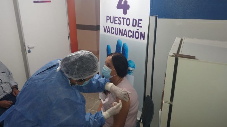 Coronavirus: vacunaron a adultos mayores en San Martín y La Toma