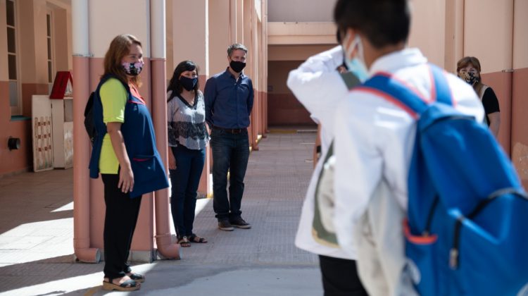 El ministro Dermechkoff continúa recorriendo las escuelas de la provincia