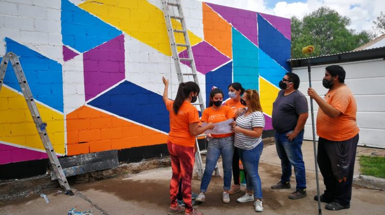 Pinta San Luis: un muro blanco se transformó en un estallido de colores