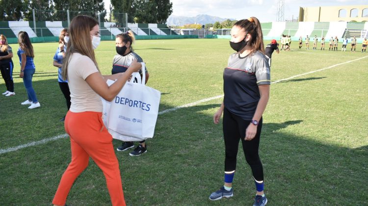 Comenzó el fútbol femenino con 25 nuevas árbitras egresadas