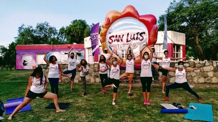 Dictarán clases de yoga al aire libre en Villa de Merlo