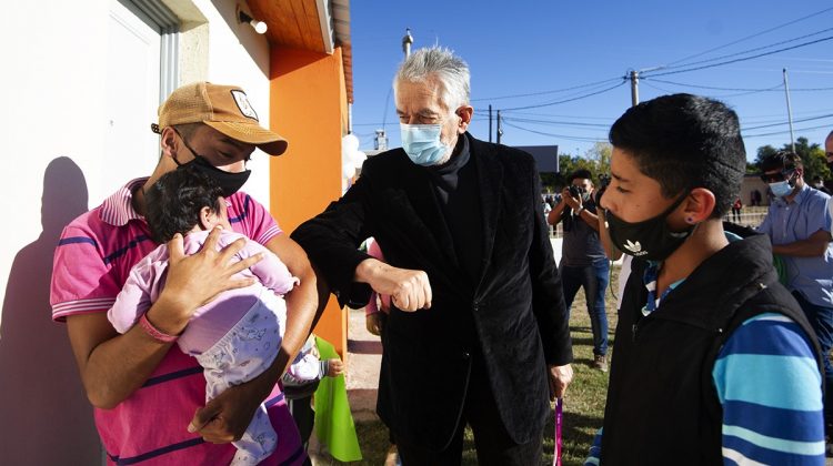 Sueños cumplidos: el gobernador entregó 27 viviendas en Quines