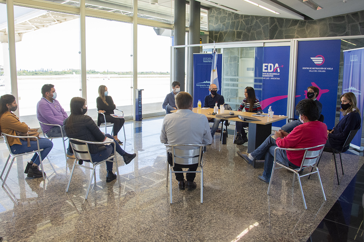 El primer encuentro con intendentes se desarrolló en el Aeropuerto del Valle del Conlara.