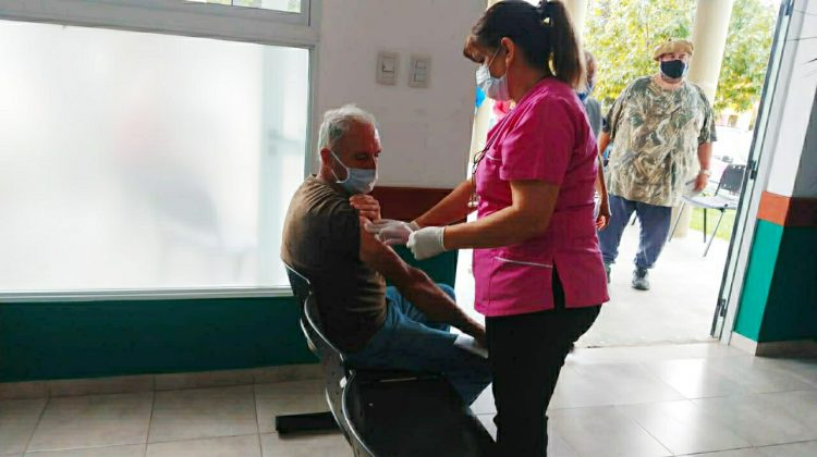 Vacunan a adultos mayores en el Centro de Salud de Papagayos