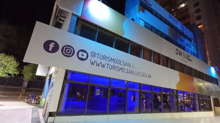 El edificio de Turismo se iluminó de azul para visibilizar el autismo