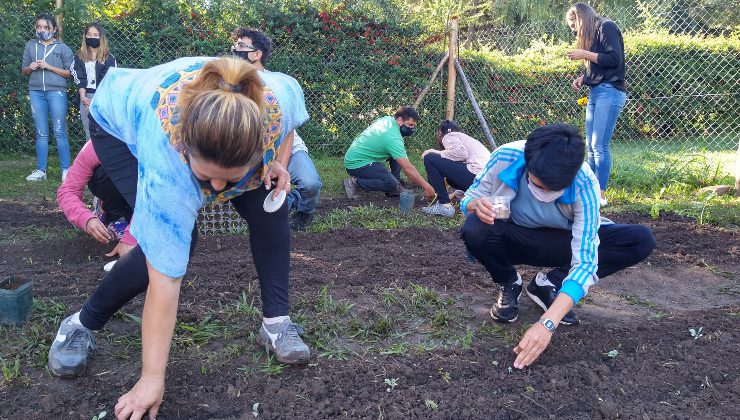 Estudiantes y docentes de la Escuela Generativa “Nueva Humanidad” pusieron en marcha una huerta agroecológica