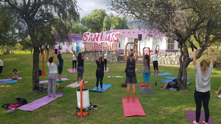 Dictaron clases de yoga al aire libre en Merlo