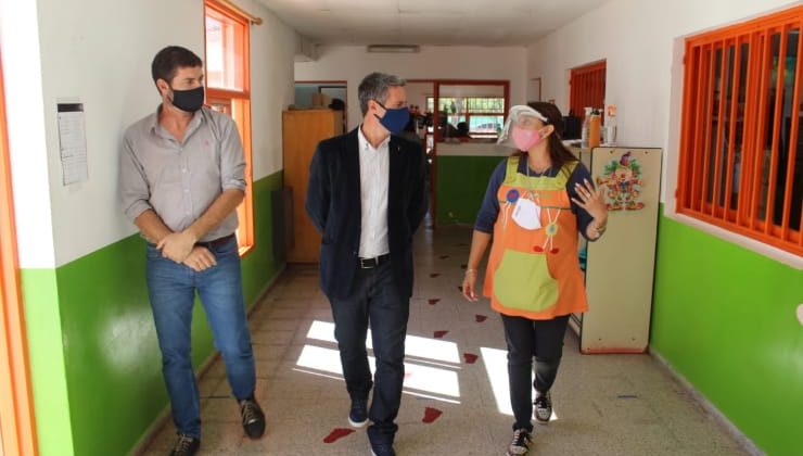 El ministro de Educación recorrió las escuelas de Buena Esperanza y Nueva Galia