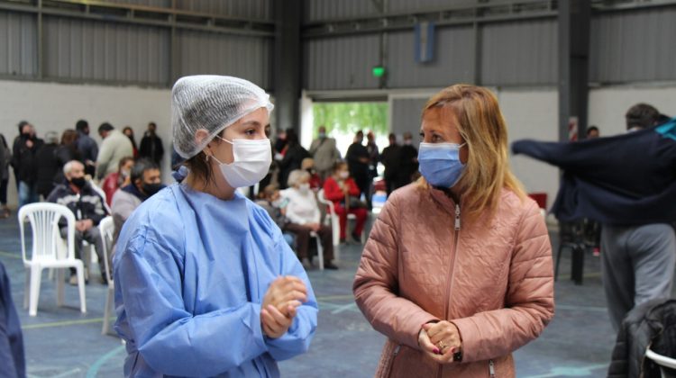 La ministra Sosa Araujo supervisó el operativo de vacunación en el Polideportivo Municipal Puente Blanco de la ciudad de San Luis