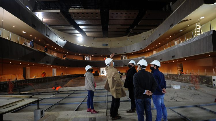 El gobernador inspeccionó el avance de obra de la Réplica del Teatro Club Social