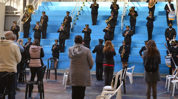 El personal de Salud y quienes esperaban para vacunarse entonaron el Himno Nacional Argentino este 25 de Mayo