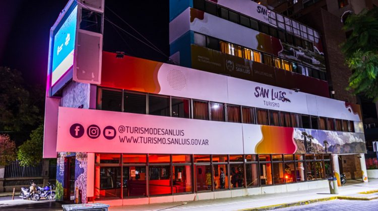 El edificio de Turismo se pinta de naranja por el Día Mundial de la Esclerosis Múltiple