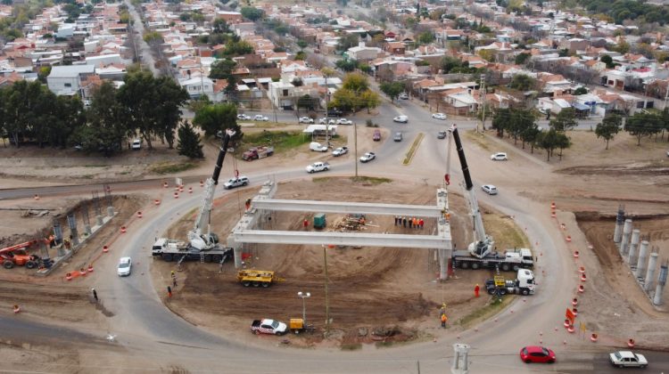 Avenida Circunvalación: comenzó el armado estructural del puente en la rotonda Abuelas de Plaza de Mayo