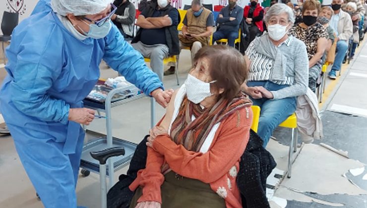 Juana, con sus 104 años, no faltó a la cita para vacunarse en Villa Mercedes