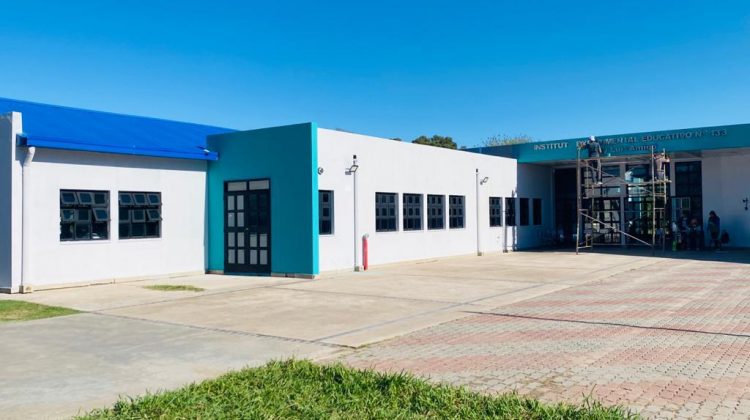 La obra en la Escuela “Fray Luis Amigó” ingresó en su fase final