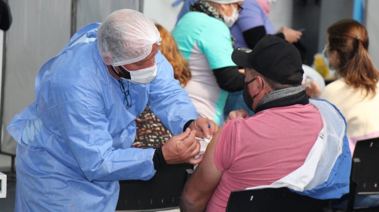 Continúan sin pausa los operativos de vacunación en toda la provincia: este miércoles fueron convocadas casi 6.000 personas