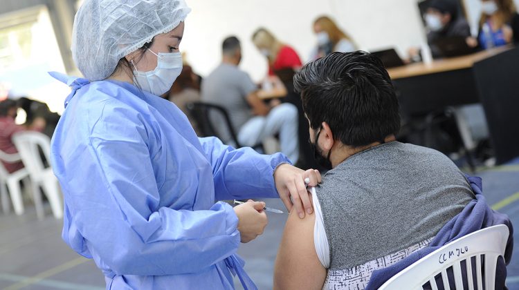 Más de 200 mil puntanos ya recibieron la primera dosis contra el COVID-19 y este martes habrá otra intensa jornada de vacunación en toda la provincia