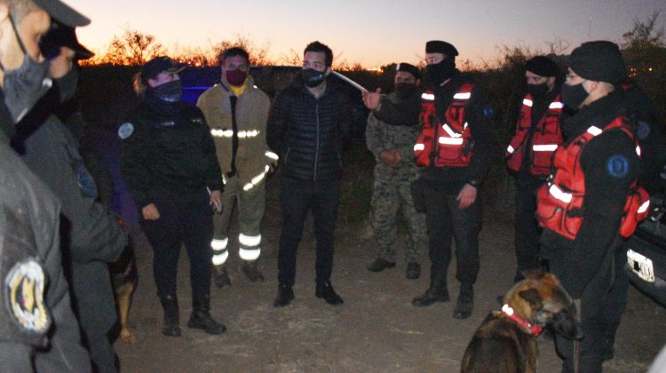 Anastasi recorrió las zonas donde policías y bomberos buscan a Guadalupe