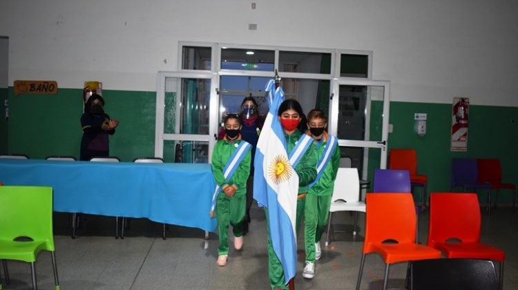 Missan, refugiada siria, fue abanderada argentina para la Promesa a la Bandera