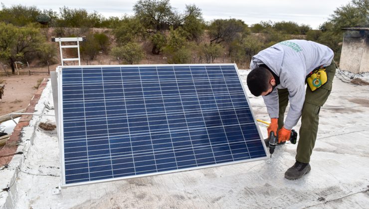 El Gobierno provincial comenzó la instalación de más de 20 equipos solares fotovoltaicos