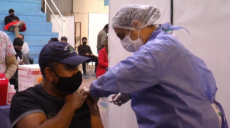 Docentes, policías, bomberos y brigadistas mostraron su felicidad al recibir la dosis de la vacuna contra el Coronavirus