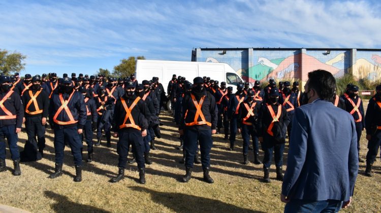 Anastasi se reunió con miembros de la plana mayor de la fuerza de seguridad provincial y visitó al equipo de canes de la Policía Federal de Buenos Aires