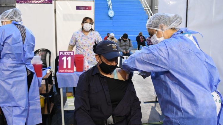 Entre docentes, policías, bomberos y brigadistas, más de 7 mil puntanos recibieron la vacuna contra el Coronavirus