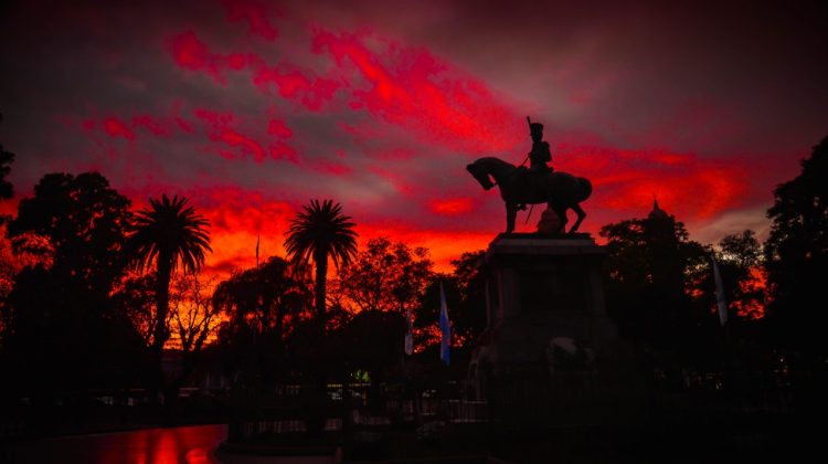 Jueves con cielo parcialmente nublado, fresco y viento leve del sureste con ráfagas