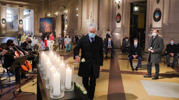 El gobernador participó del homenaje a los fallecidos por COVID-19 en Argentina