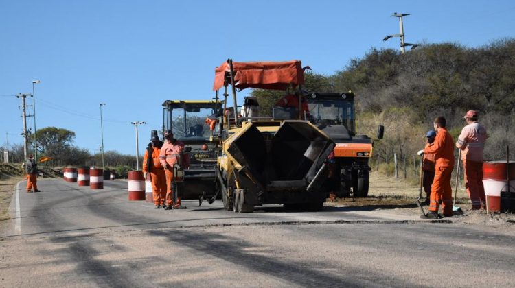 Se eliminan ondulaciones de la calzada sobre Ruta Provincial 19