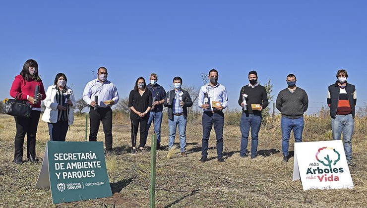 Natalia Spinuzza: “Con mucho amor por nuestra tierra comenzamos la forestación del tramo que une a Villa Mercedes y Liborio Luna”