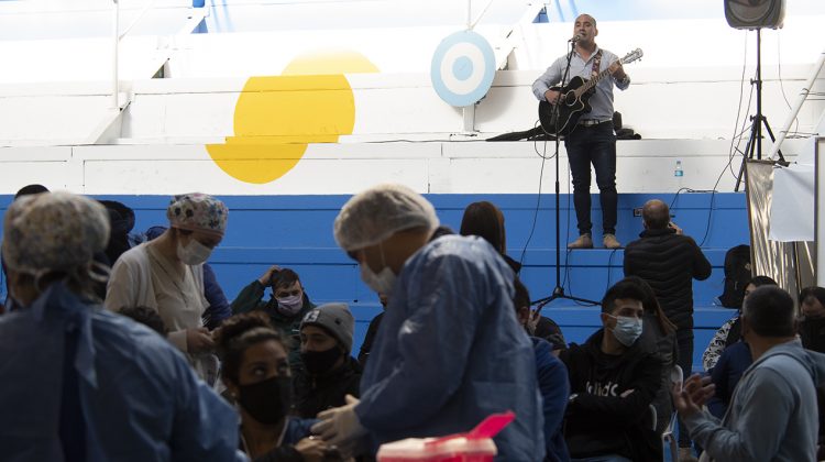 La música de “Jano” llenó de alegría y esperanza el Polideportivo Municipal