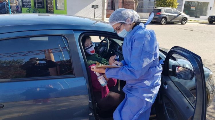 En Villa Mercedes se realizó un operativo de rastrillaje en el barrio La Ribera, donde se inscribió y vacunó a más de 100 personas