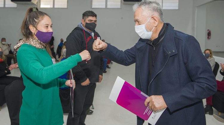 Juana Koslay: 24 familias recibieron sus escrituras y contratos de readjudicación de viviendas