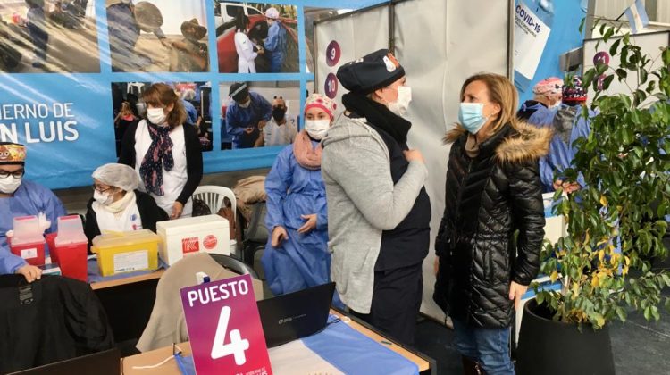 Vacunación en la ciudad de San Luis: Sosa Araujo visitó el polideportivo municipal