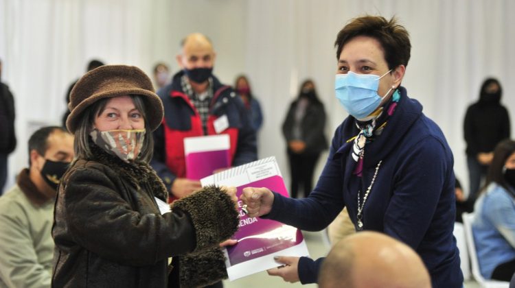 La emoción de los flamantes beneficiarios que recibieron su escritura y contratos de readjudicación