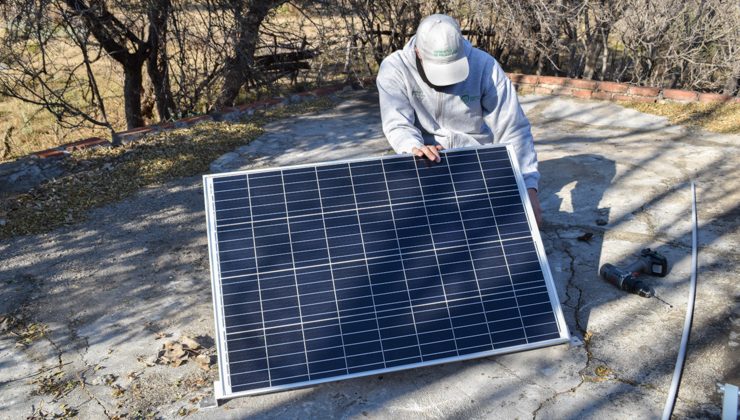 Continúa la instalación de equipos solares fotovoltaicos en zonas rurales de la provincia