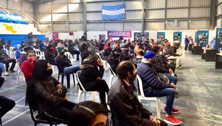 En el Polideportivo Municipal de San Luis citaron a 2.900 personas para primeras dosis