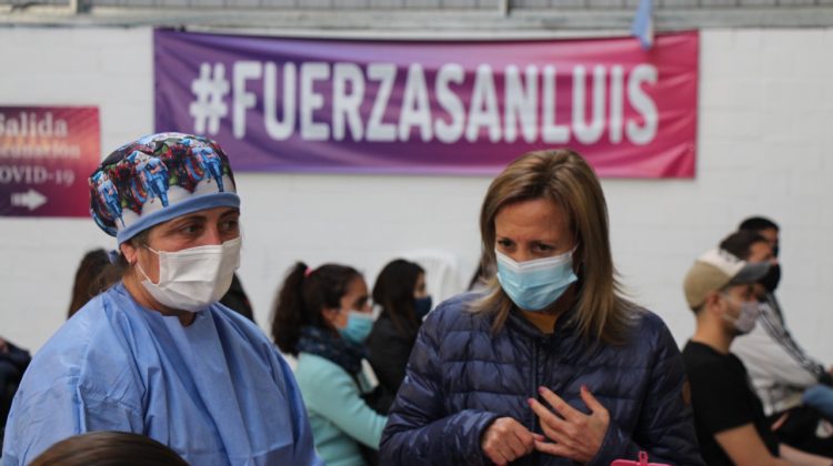 La ministra Sosa Araujo acompañó el operativo de vacunación en el Polideportivo Municipal Puente Blanco 