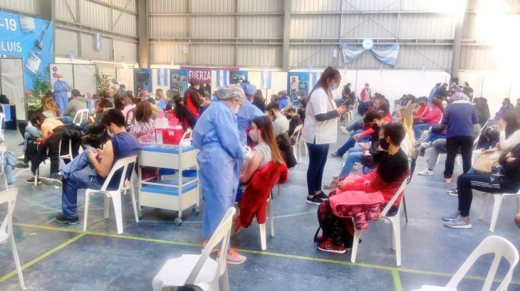 Polideportivo Puente Blanco: citaron a más de 2.600 personas para ser inoculadas con primeras y segundas dosis de Sinopharm