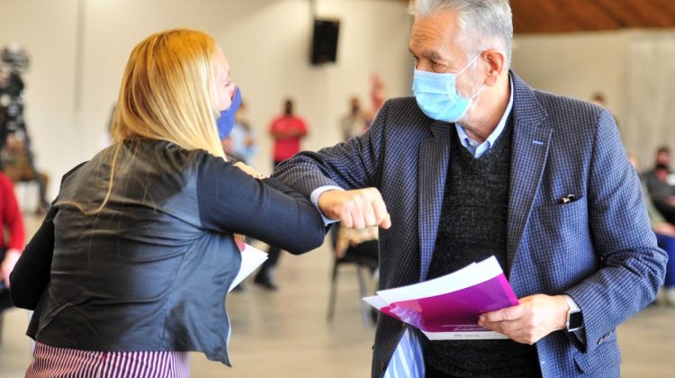 Acto en el Salón de la Puntanidad: 37 familias recibieron sus escrituras y contratos de readjudicación