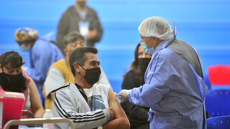 Otra jornada a pura vacunación en el Polideportivo Municipal de San Luis: fueron convocadas 3.600 personas para recibir la segundas dosis