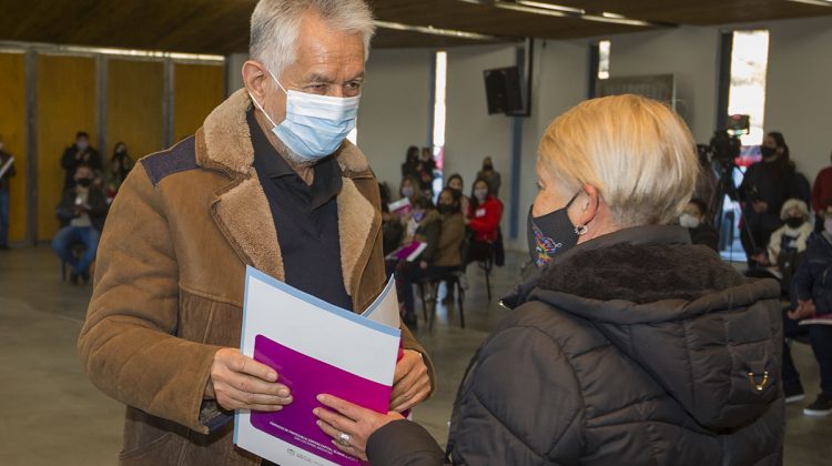 Emoción en el Salón de la Puntanidad: el gobernador entregó 40 escrituras y contratos de readjudicación