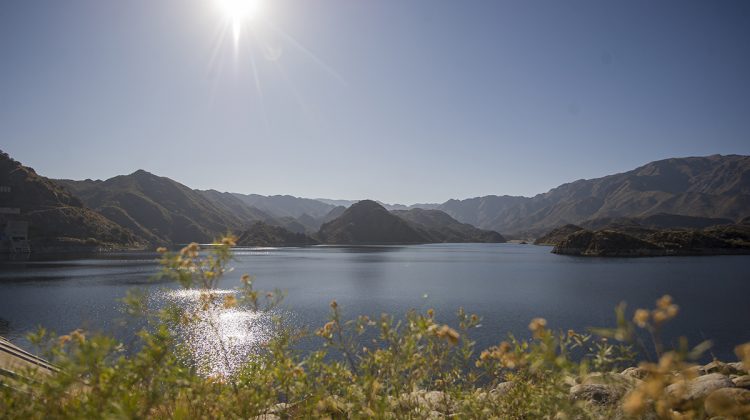 Lunes con cielo nublado, temperaturas frescas y viento leve del sur