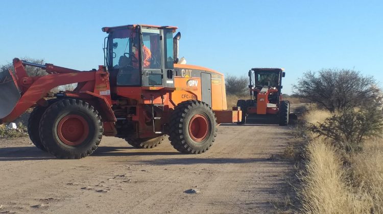 Las máquinas viales trabajan a toda marcha mejorando y acondicionando caminos