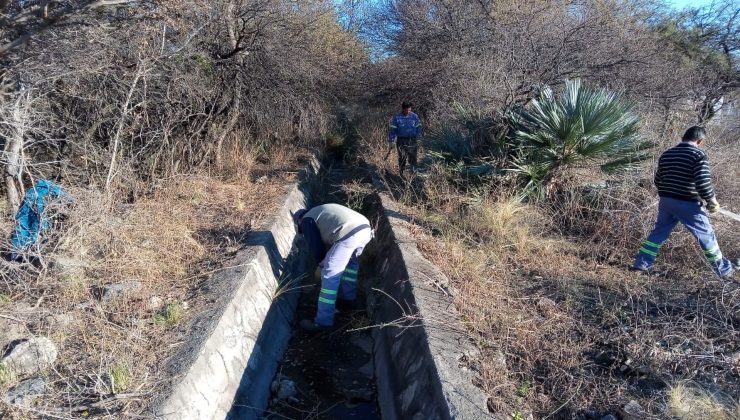 Continúa la limpieza constante de canales de riego