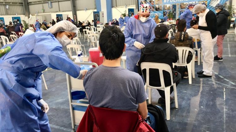 En el Polideportivo municipal citaron a 918 menores de 18 con patologías para primeras dosis