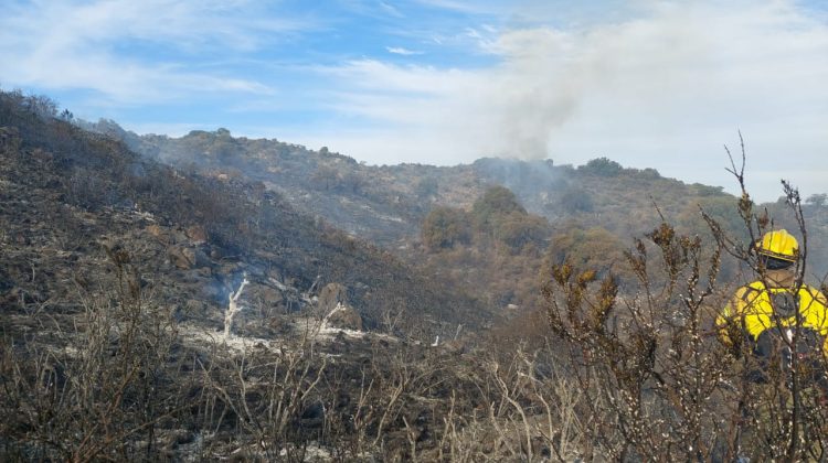 Combaten un incendio en Potrero de los Funes