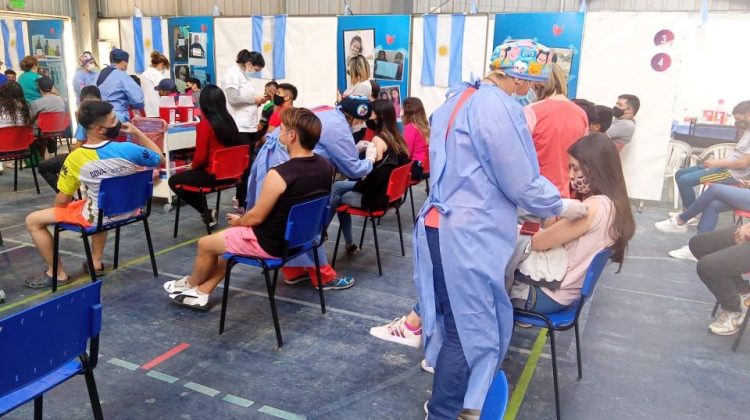 En el Polideportivo del Puente Blanco se citaron a más de 2.500 personas para primeras dosis de Sputnik V